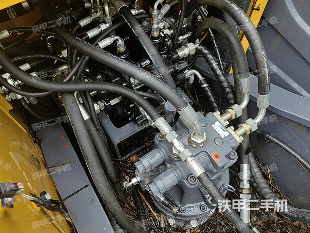 回转马达和主控阀（整机外观）