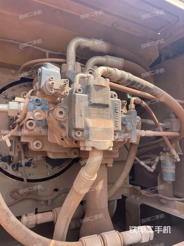 液压泵舱室正面整体（整机外观）