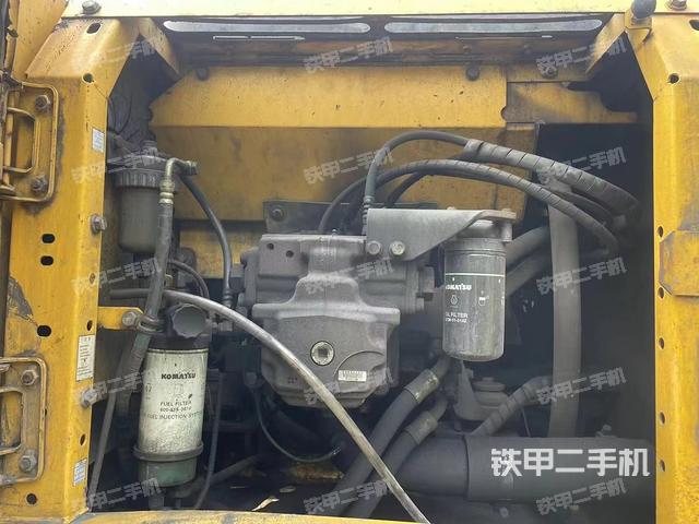 液压泵舱室正面整体（整机外观）