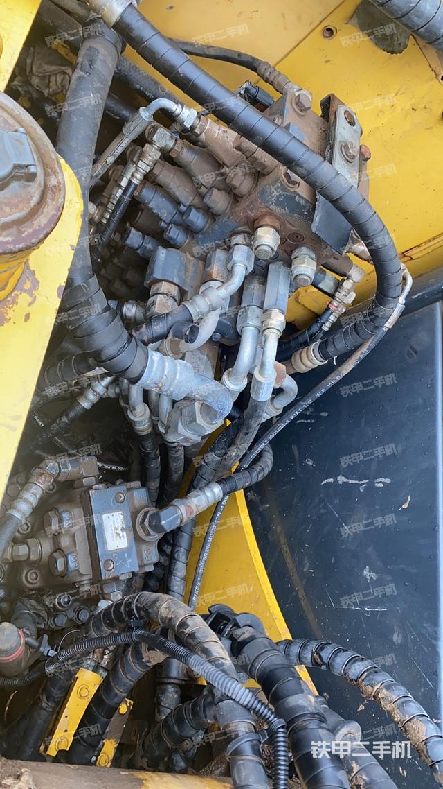 回转马达和主控阀（整机外观）