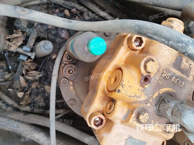 回转马达和主控阀（整机外观）