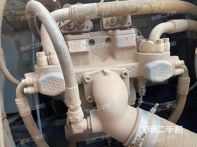 液压泵舱室正面整体（整机外观）