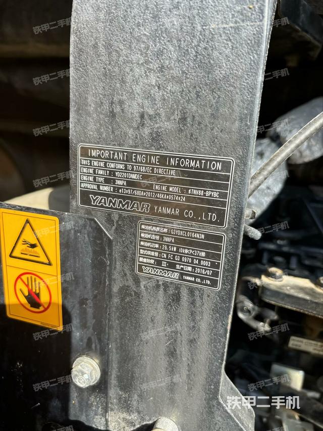 液压泵舱室正面整体（整机外观）