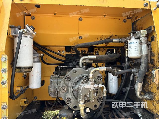 液压泵舱室正面整体（整机外观）