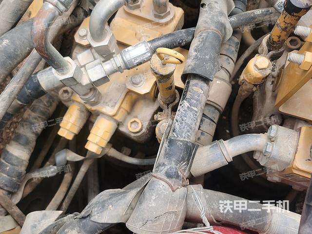 液压泵舱室正面整体（整机外观）