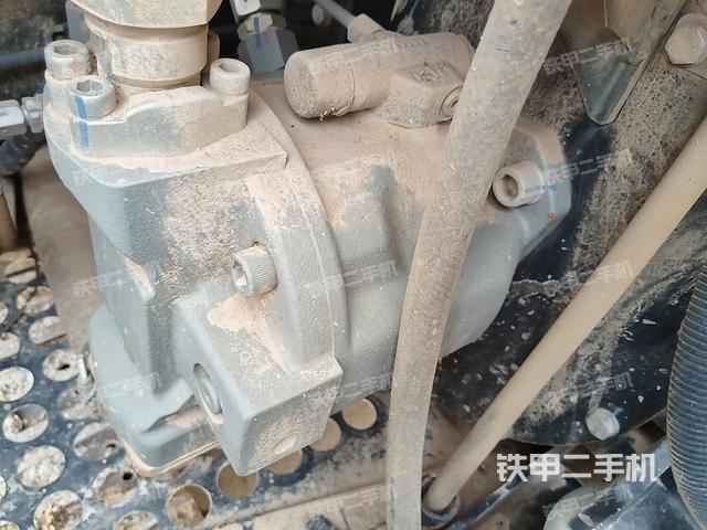 液压泵舱室正面整体（整机外观）