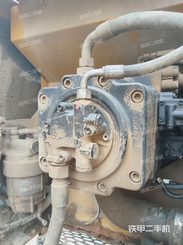 液压泵舱室正面整体（整机外观）