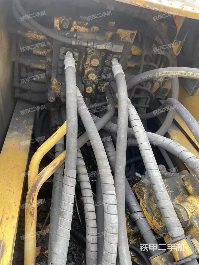 回转马达和主控阀（整机外观）