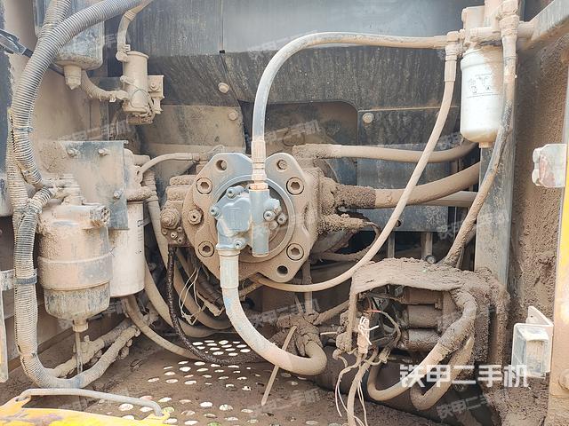 液压泵舱室正面整体（整机外观）