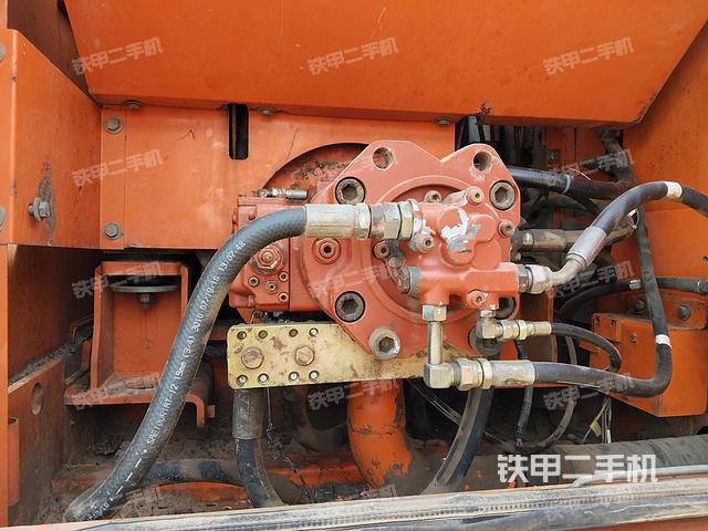 液压泵舱室正面整体（整机外观）