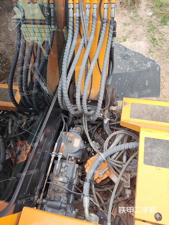 回转马达和主控阀（整机外观）