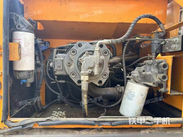 液压泵舱室正面整体（整机外观）