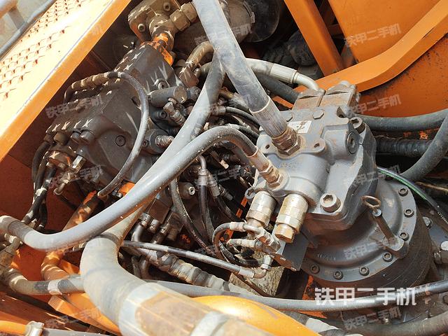 回转马达和主控阀（整机外观）