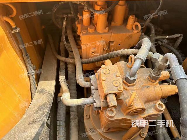 回转马达和主控阀（整机外观）