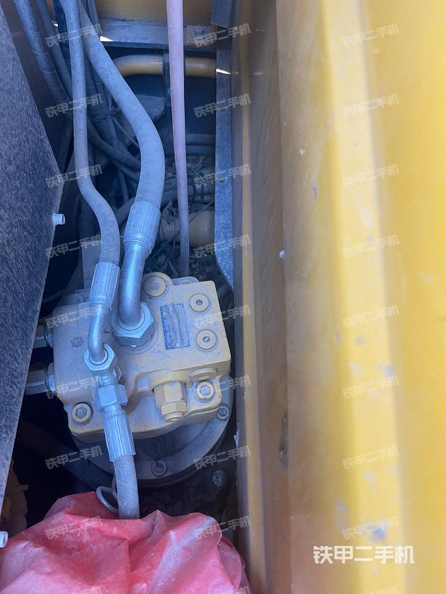 回转马达和主控阀（整机外观）