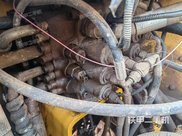 回转马达和主控阀（整机外观）