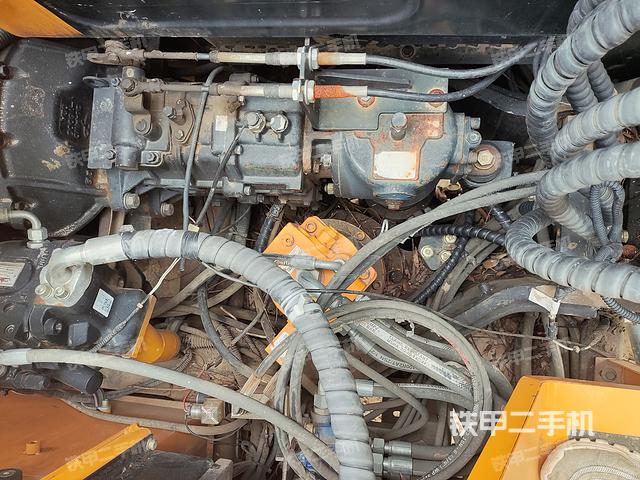 液压泵舱室正面整体（整机外观）