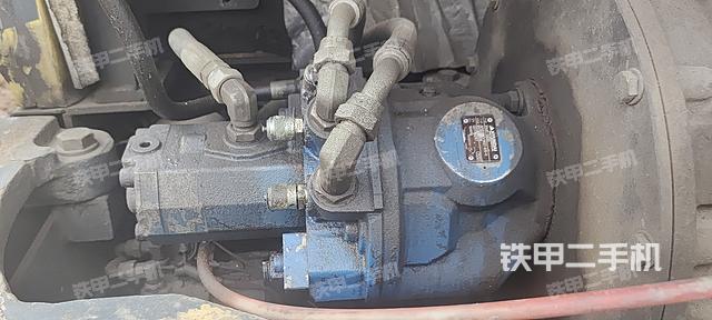 液压泵舱室正面整体（整机外观）