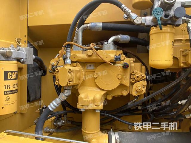 液压泵舱室正面整体（整机外观）