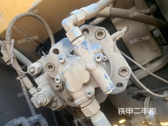 液压泵舱室正面整体（整机外观）