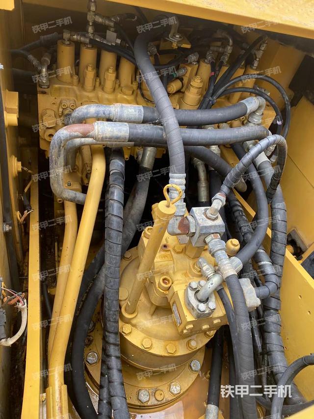 回转马达和主控阀（整机外观）