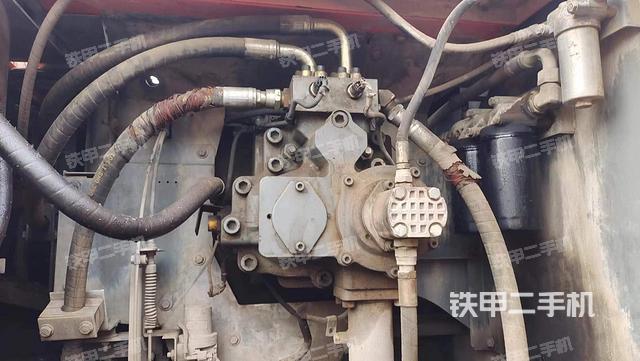 液压泵舱室正面整体（整机外观）