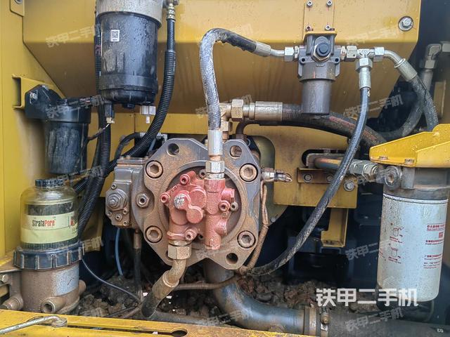 液压泵舱室正面整体（整机外观）