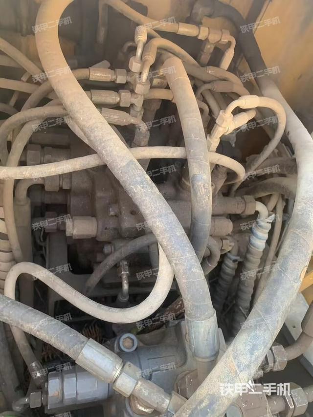 回转马达和主控阀（整机外观）