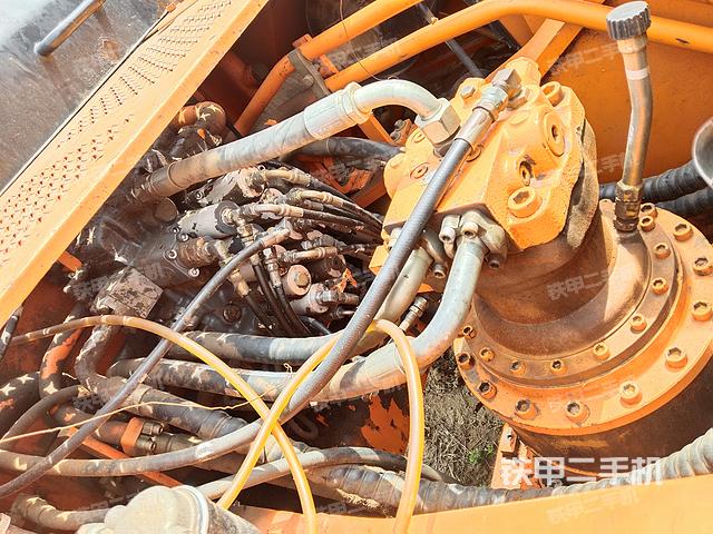 回转马达和主控阀（整机外观）