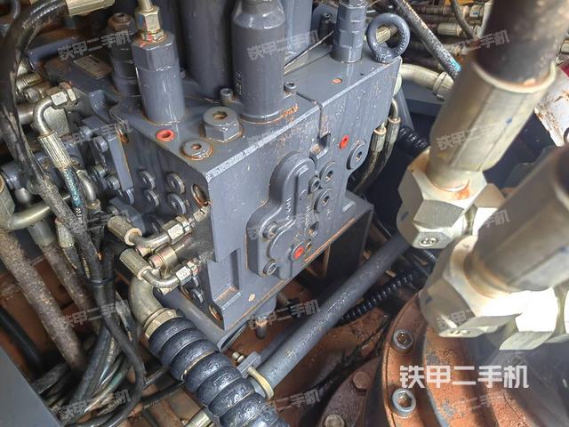 回转马达和主控阀（整机外观）