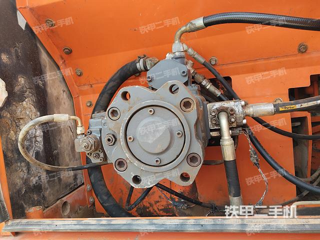 液压泵舱室正面整体（整机外观）