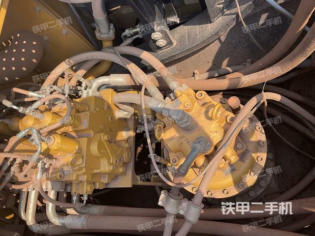 回转马达和主控阀（整机外观）