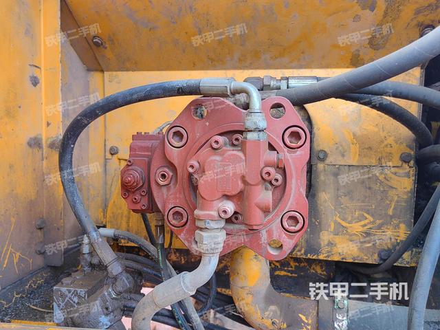 液压泵舱室正面整体（整机外观）