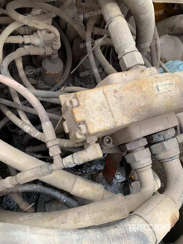 回转马达和主控阀（整机外观）