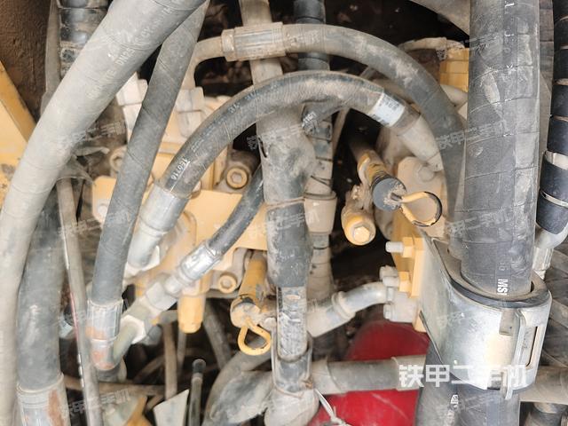 回转马达和主控阀（整机外观）