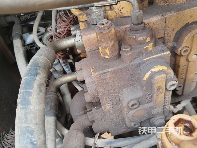 回转马达和主控阀（整机外观）