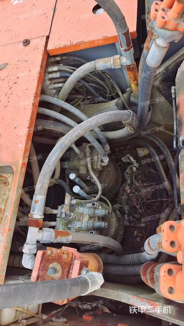 回转马达和主控阀（整机外观）