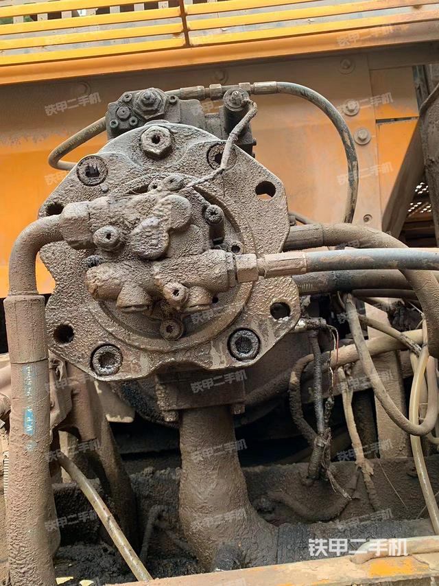 液压泵舱室正面整体（整机外观）