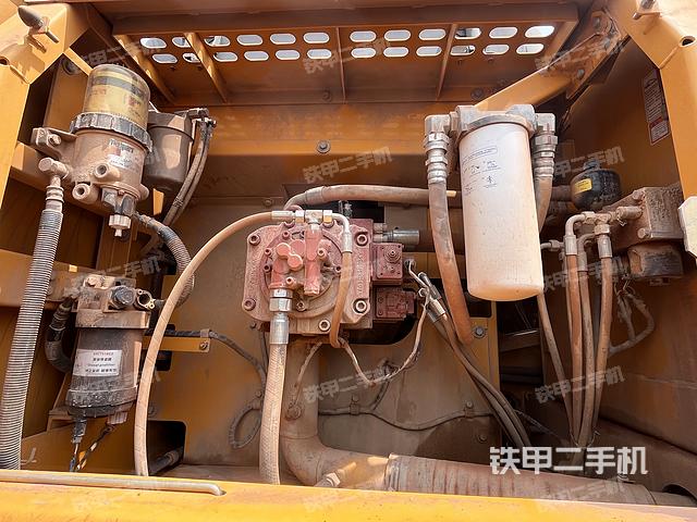 液压泵舱室正面整体（整机外观）