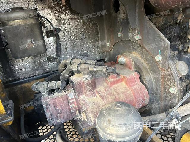 液压泵舱室正面整体（整机外观）