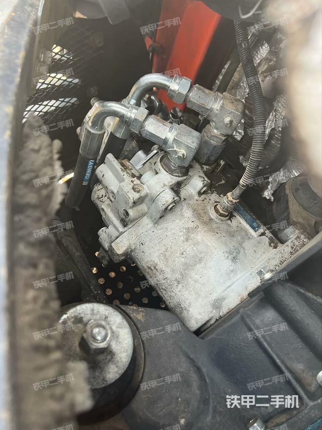 液压泵舱室正面整体（整机外观）