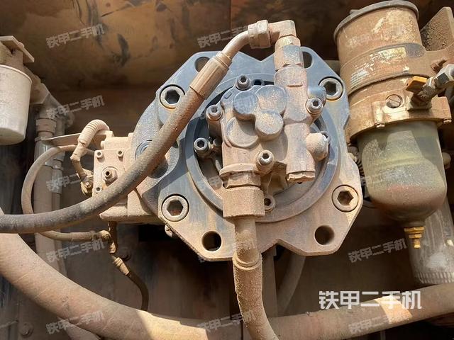 液压泵舱室正面整体（整机外观）