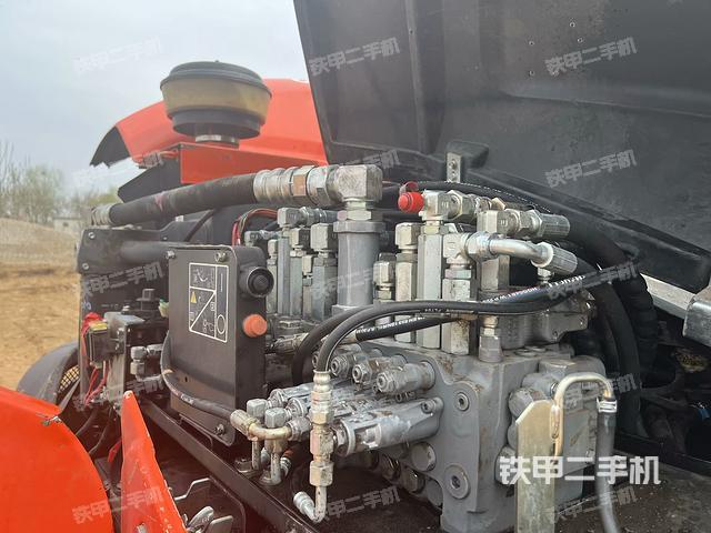 回转马达和主控阀（整机外观）