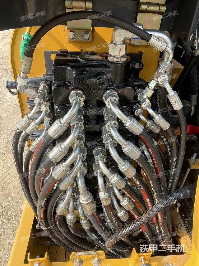 回转马达和主控阀（整机外观）