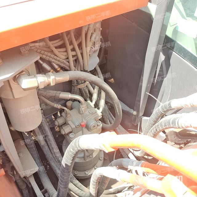 回转马达和主控阀（整机外观）