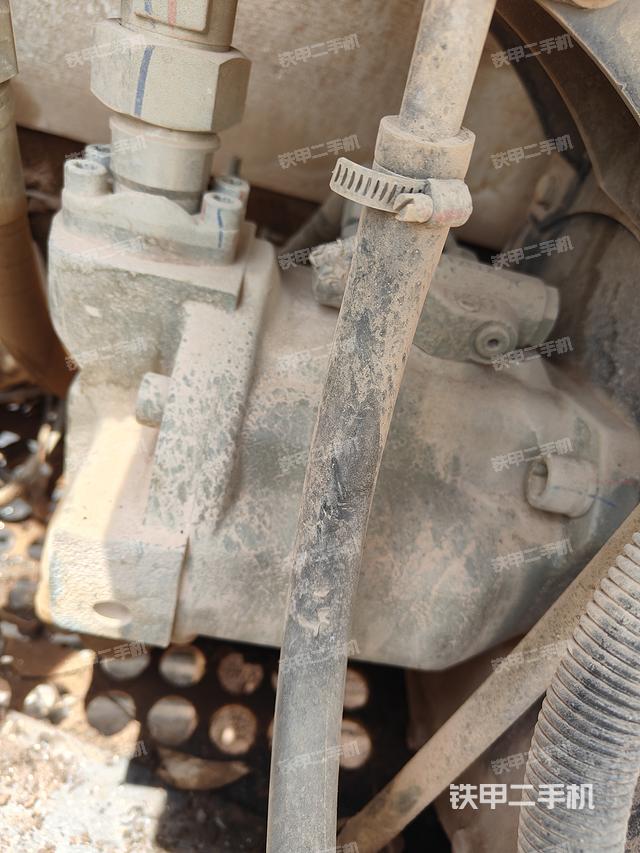 液压泵舱室正面整体（整机外观）