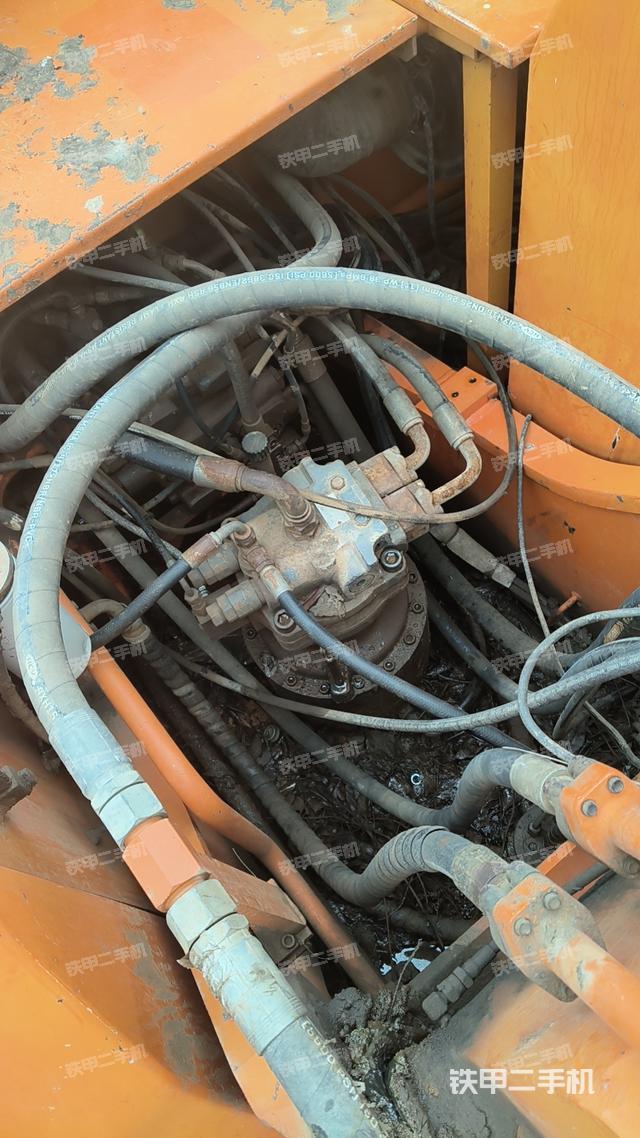 回转马达和主控阀（整机外观）