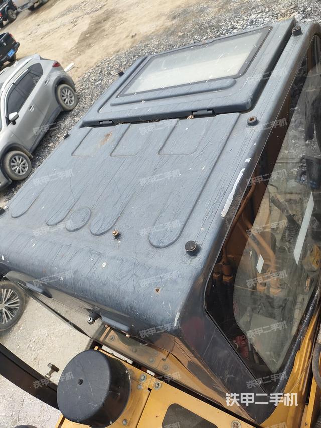 驾驶室顶部（整机外观）