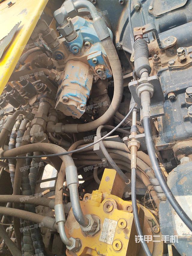 液压泵舱室正面整体（整机外观）