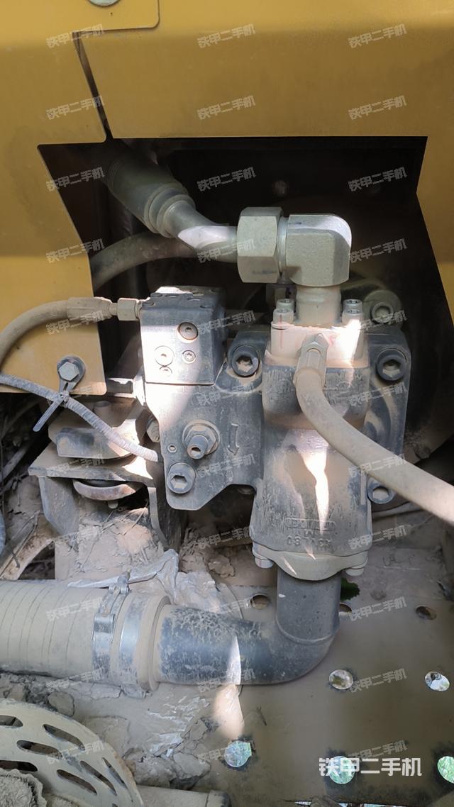 液压泵舱室正面整体（整机外观）